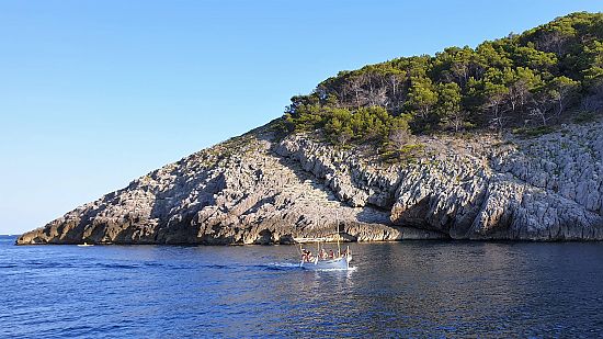 Costa del Parque Natural Montgrí-Medes-Ter en el centro de la Costa Brava