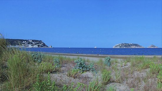 Plage de l'Estartit et îles Medes dans le Parc Naturel du Montgrí-Medes-Ter au centre de la Costa Brava